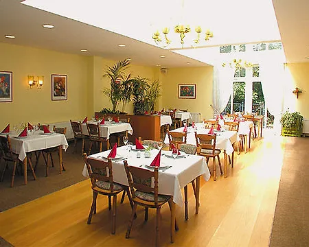 מלון Amadeus Boutique Deutscher Hof 3*